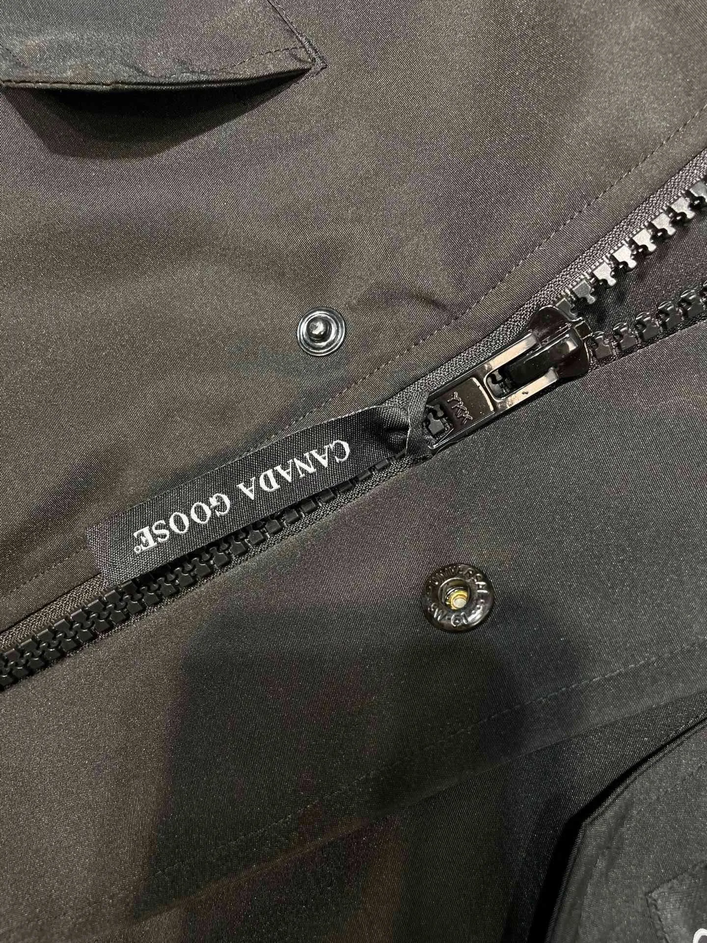 P760 original top quality Canada Goose #Chilliwa 7999M pilot short style/01 style #Men and Women Same Style# Synchronized anti-counterfeiting chip sensor! ➖ Imported 21S polyester-cotton blended original fabric [Last year’s 16S/18S hard fabrics have been completely eliminated, this year all use 21S synchronous fabrics, the soft mid-strap feels delicate and textured], synchronous Feather-Light 10D waterproof coating fabric, made of 84.5 polyester fiber and 15.5 cotton, 100% the best feel in the entire network! ➖ The official website synchronizes the national standard 80 white duck down, you can check the official website customer service, there will never be a series of misleading claims such as 90 down or goose down! ➖ Using the best nylon lon lining with double double-layer sealing design, anti-down 7 needles + grid-filled down ready-made garments, there will be 100% no so-called velvet running! ➖ The cuffs are designed with thickened seamless threads, and the collar and pocket lining are made of top-notch warmth and comfort! ➖ Yoshida YKK provides original custom-made electroplated sliders. YKK two-way lockable zippers are tight and smooth and will not peel off paint! ➖ 3M composite guarantees that the Velcro is the same as the original, durable, and all accessories and hardware are custom-made! ➖ Customized 10,000-needle embroidery labels imported from Behringer embroidery machines, 98% of which restore the original labels. You can check and compare on the official website! ➖ The fur collars are all made of large pieces of Western Canadian blue wolf hide, ensuring that each fur collar is 13-15cm wide!   Size:XS-XXL